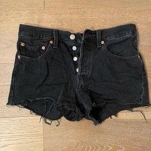 Black Levi’s jean shorts